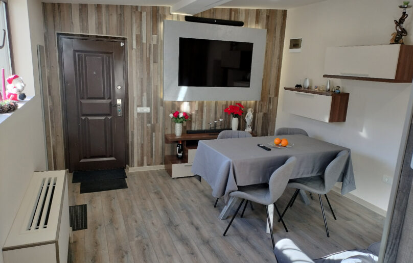 Apartament in casa, curte proprie, in centrul orasului Busteni