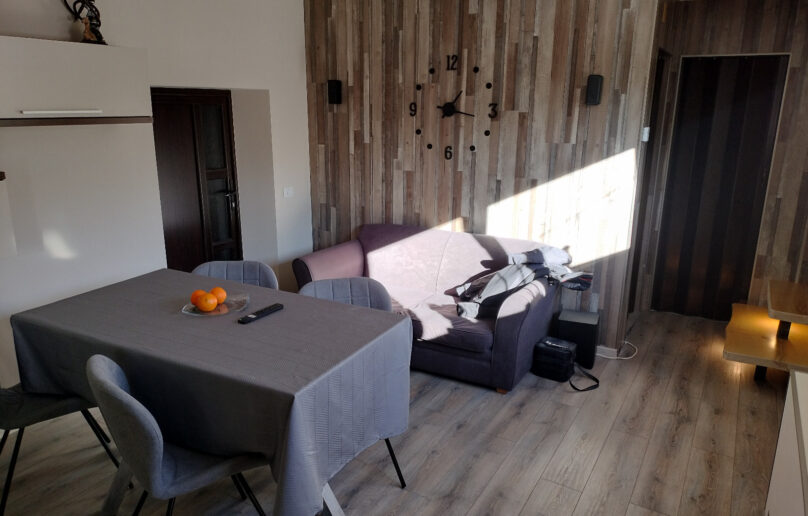 Apartament in casa, curte proprie, in centrul orasului Busteni
