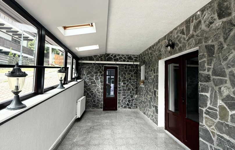 Apartament spatios/parter de vanzare in Sinaia/Furnica