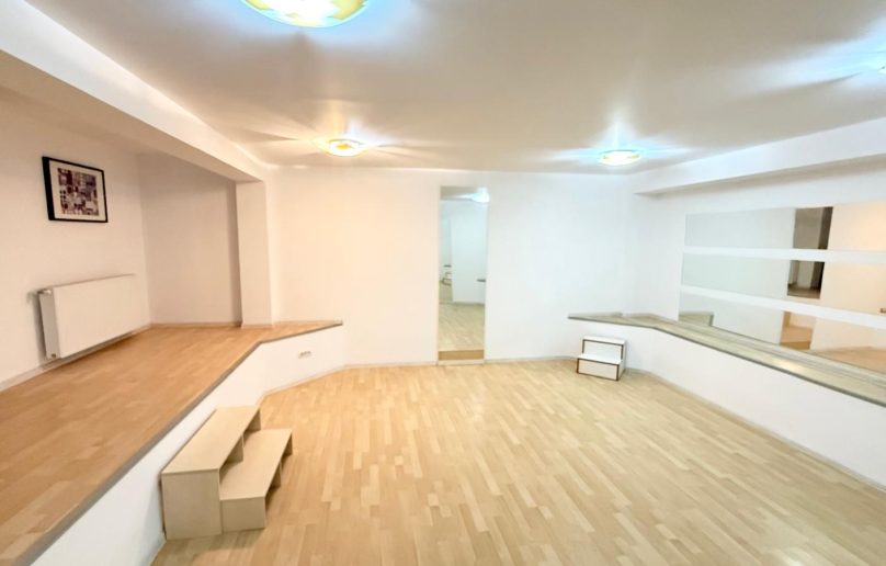 Apartament spatios/parter de vanzare in Sinaia/Furnica