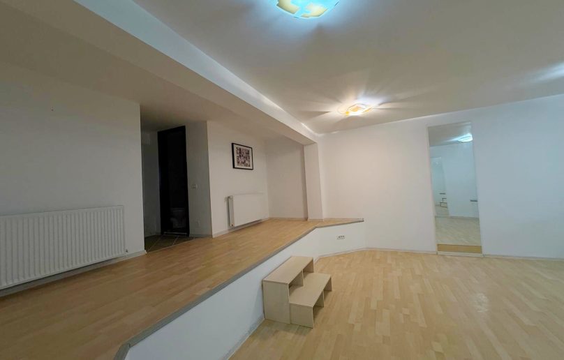 Apartament spatios/parter de vanzare in Sinaia/Furnica