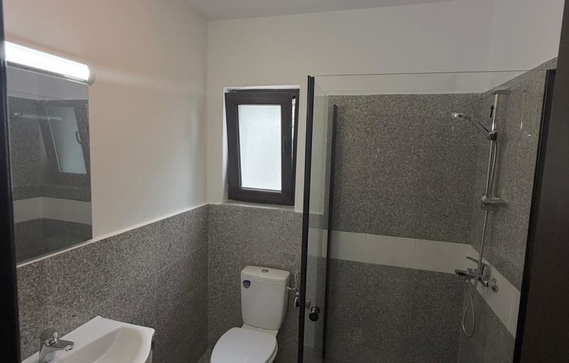 Apartament spatios/parter de vanzare in Sinaia/Furnica