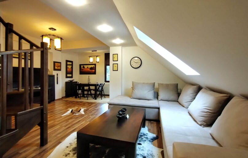 Apartament 3 camere, structurat pe 2 niveluri, la 10 min. de centrul orasului Sinaia