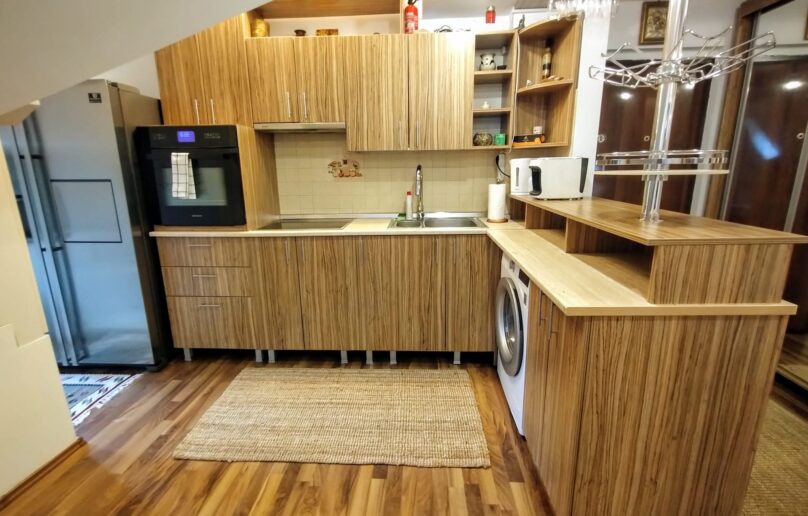 Apartament 3 camere, structurat pe 2 niveluri, la 10 min. de centrul orasului Sinaia