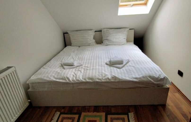 Apartament 3 camere, structurat pe 2 niveluri, la 10 min. de centrul orasului Sinaia