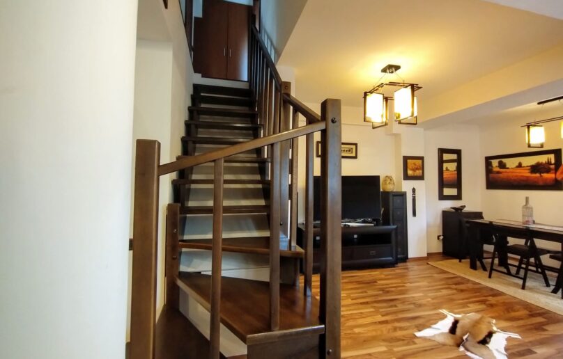 Apartament 3 camere, structurat pe 2 niveluri, la 10 min. de centrul orasului Sinaia