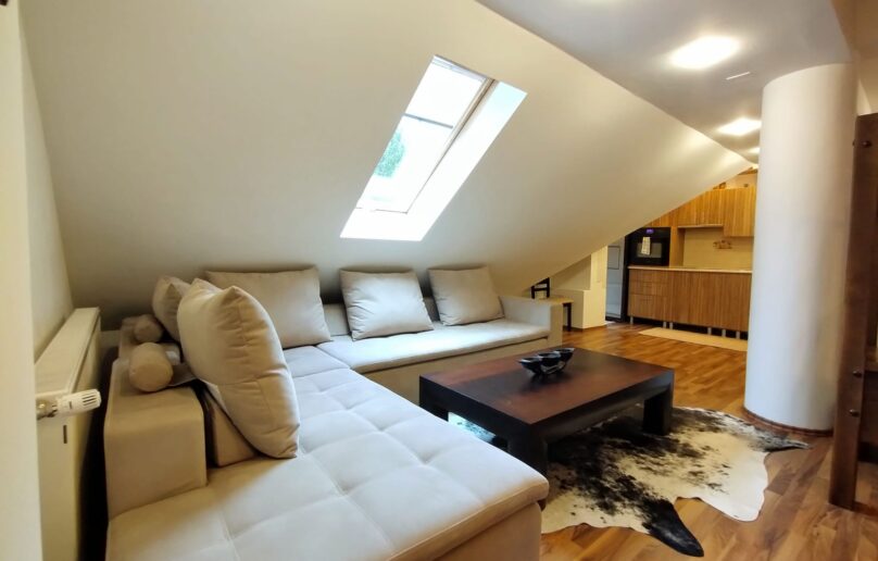 Apartament 3 camere, structurat pe 2 niveluri, la 10 min. de centrul orasului Sinaia