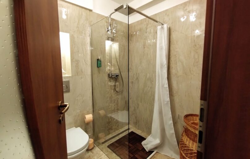 Apartament 3 camere, structurat pe 2 niveluri, la 10 min. de centrul orasului Sinaia