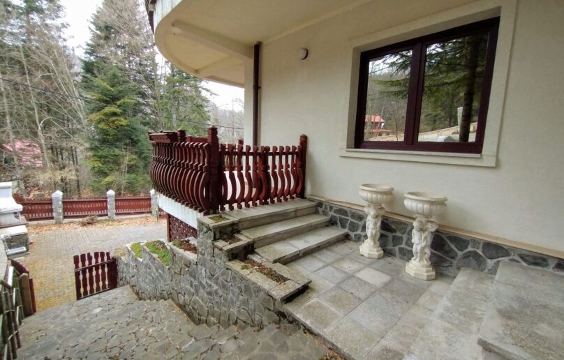 Vila eleganta, refugiu de relaxare si verdeata in Sinaia