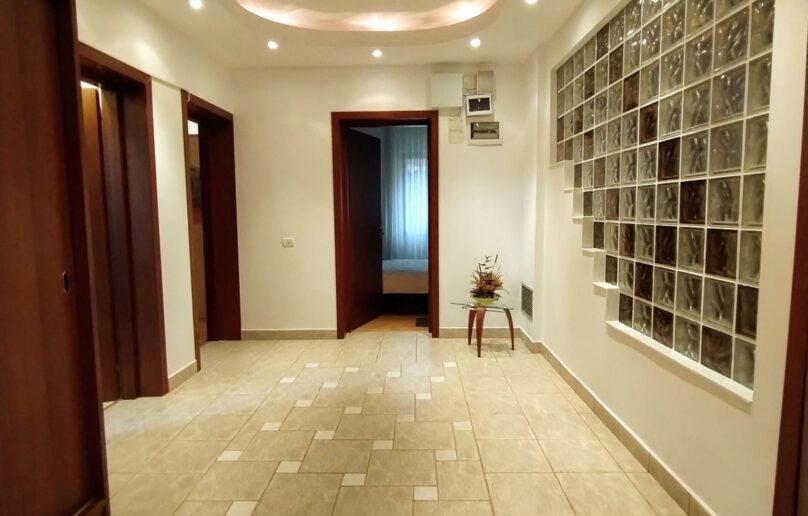 Vila eleganta, refugiu de relaxare si verdeata in Sinaia