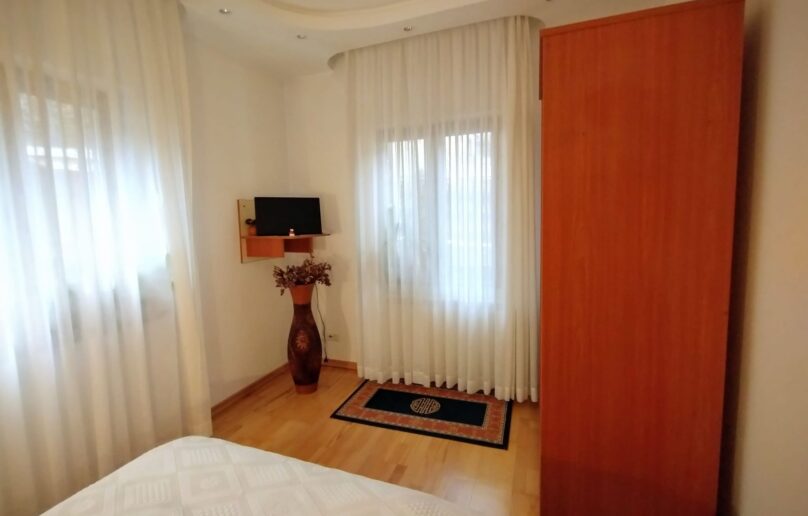 Vila eleganta, refugiu de relaxare si verdeata in Sinaia
