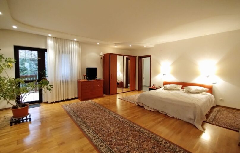 Vila eleganta, refugiu de relaxare si verdeata in Sinaia