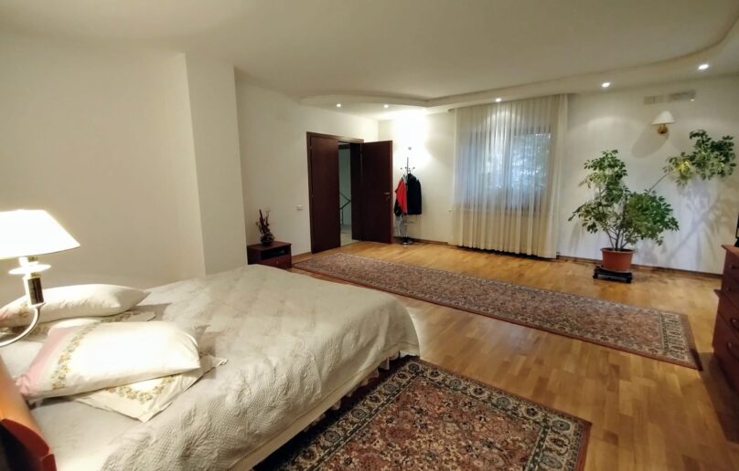 Vila eleganta, refugiu de relaxare si verdeata in Sinaia