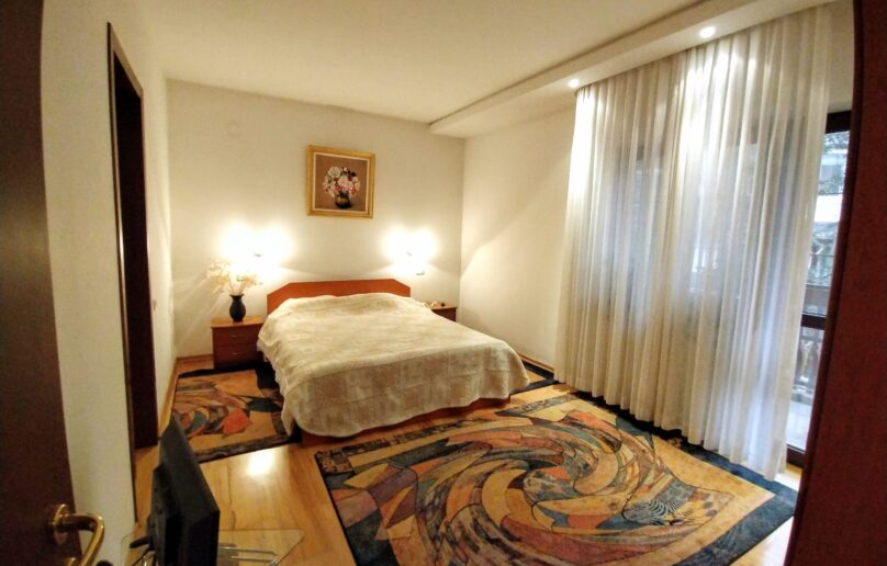 Vila eleganta, refugiu de relaxare si verdeata in Sinaia