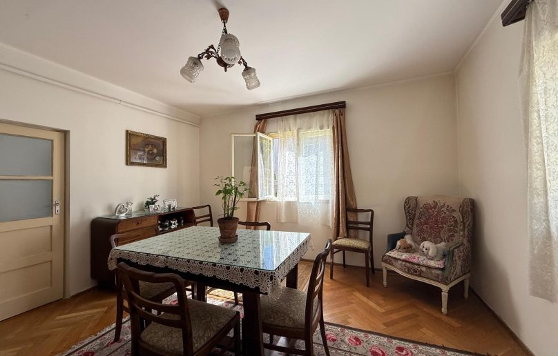 Apartament parter + teren, de vanzare in Sinaia, aproape de centrul orasului!