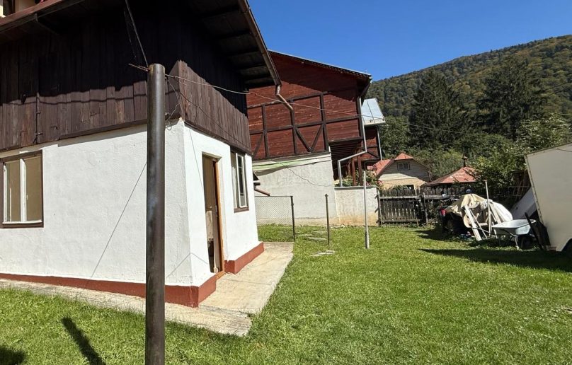 Apartament parter + teren, de vanzare in Sinaia, aproape de centrul orasului!