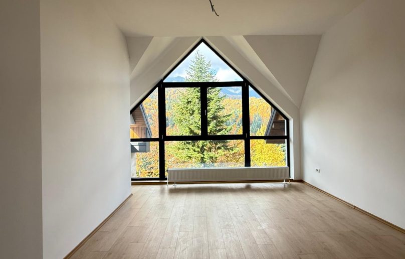 Apartament pe 2 niveluri, terasa si priveliste directa catre munte!