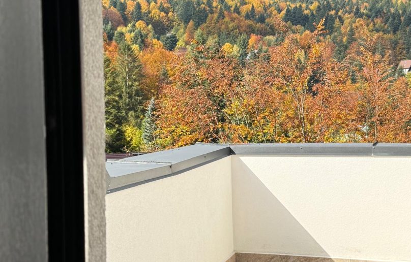 Apartament pe 2 niveluri, terasa si priveliste directa catre munte!
