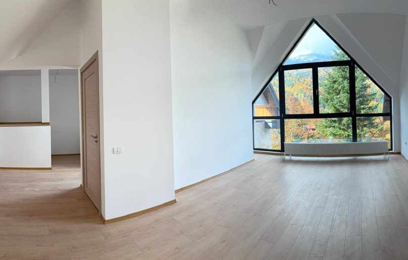 Apartament pe 2 niveluri, terasa si priveliste directa catre munte!