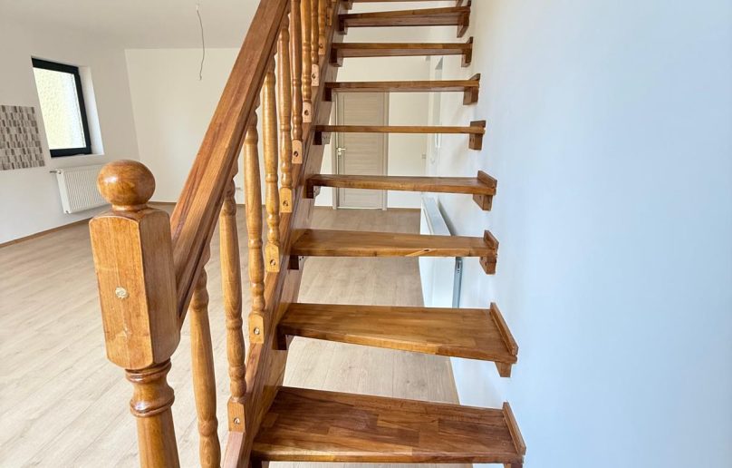 Apartament pe 2 niveluri, terasa si priveliste directa catre munte!