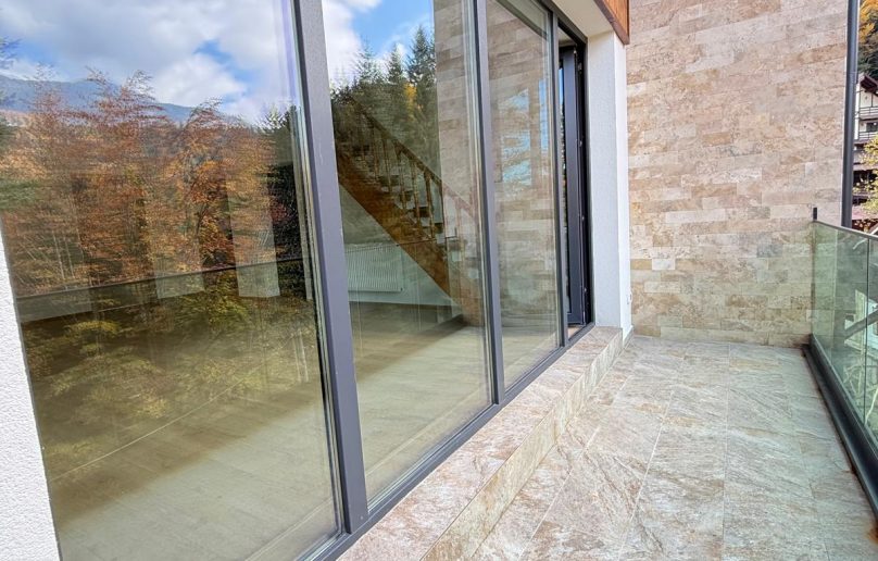 Apartament pe 2 niveluri, terasa si priveliste directa catre munte!