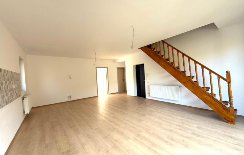 Apartament pe 2 niveluri, terasa si priveliste directa catre munte!