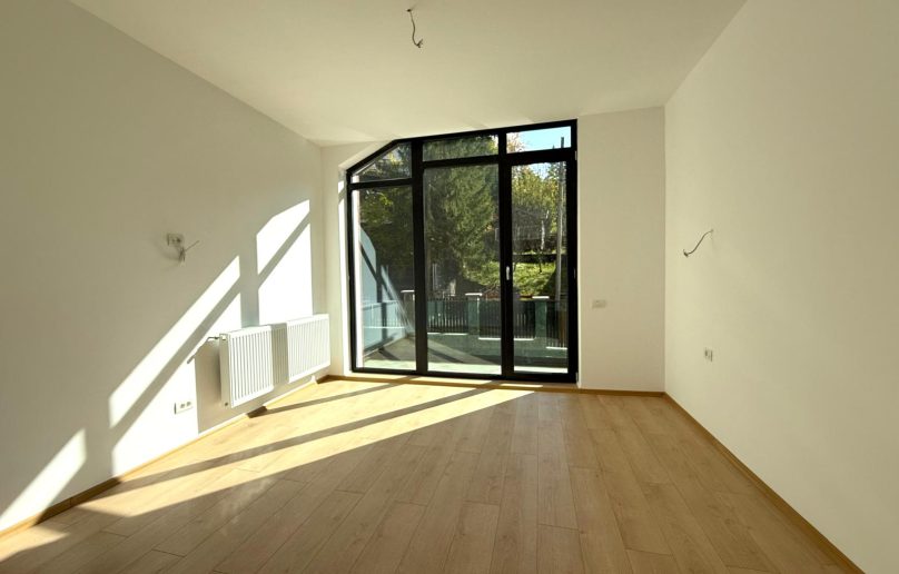 Apartament pe 2 niveluri, terasa si priveliste directa catre munte!