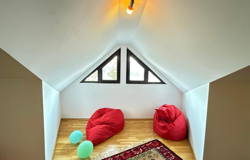 Apartament deosebit, de vanzare in Sinaia/Furnica!
