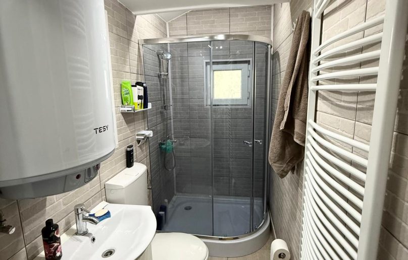 Apartament mobilat, cu terasa si beci interior