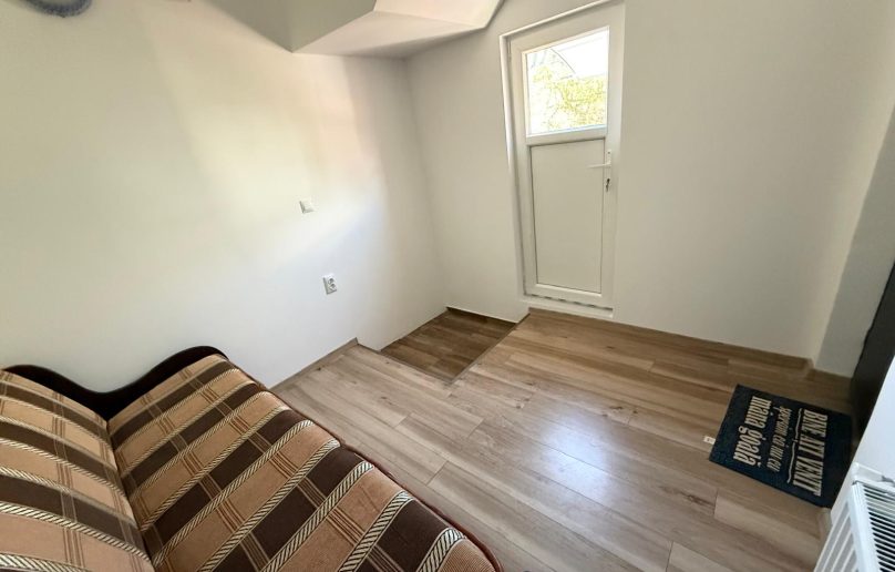 Apartament mobilat, cu terasa si beci interior