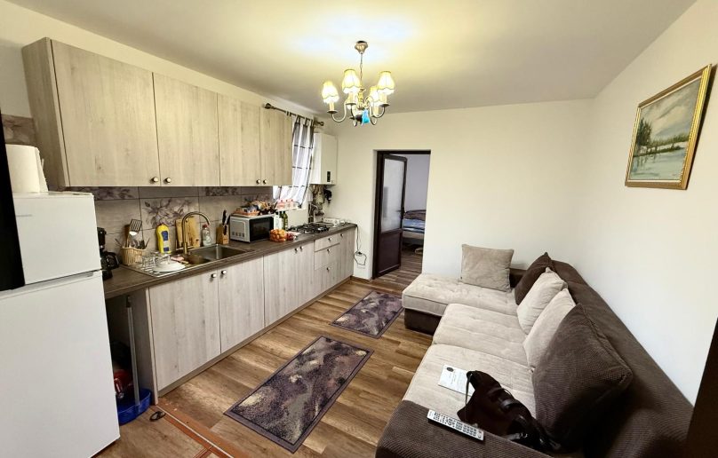 Apartament mobilat, cu terasa si beci interior
