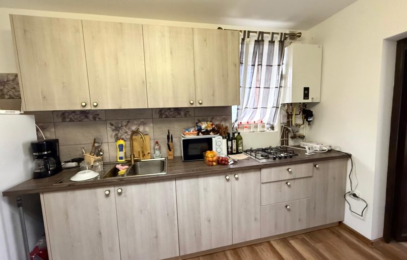 Apartament mobilat, cu terasa si beci interior