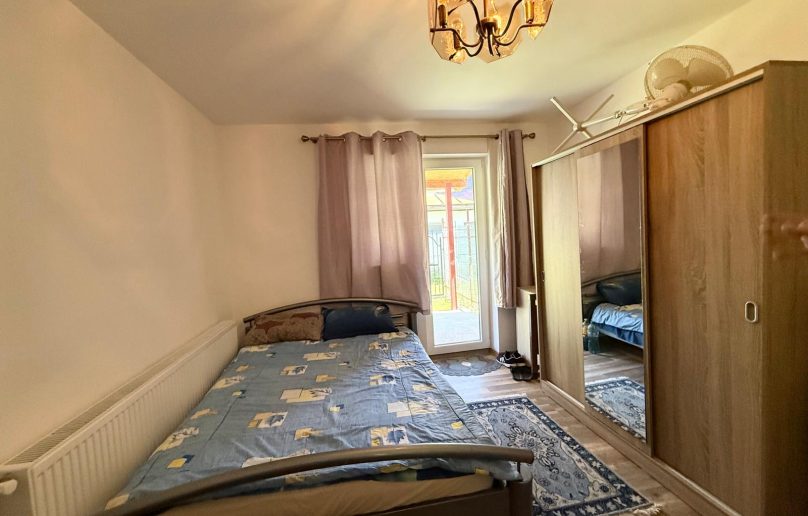 Apartament mobilat, cu terasa si beci interior