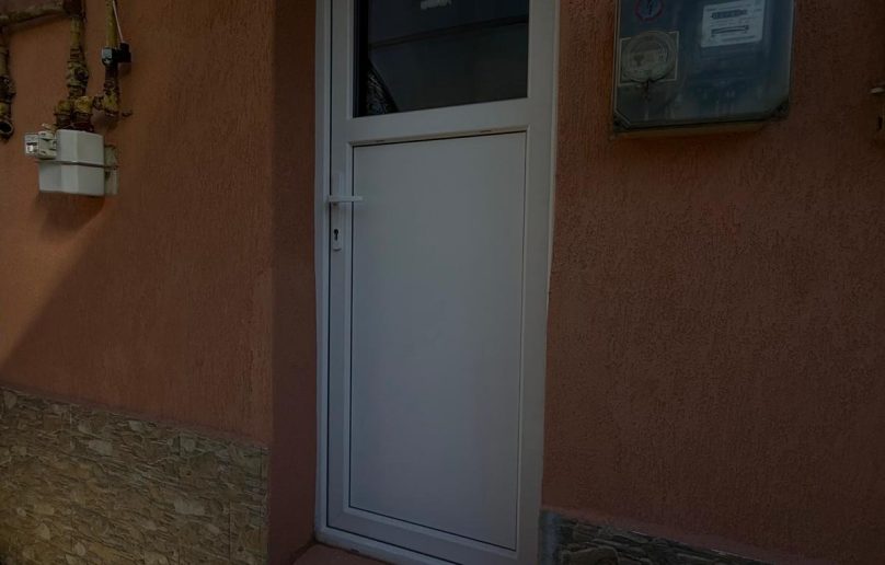 Apartament mobilat, cu terasa si beci interior