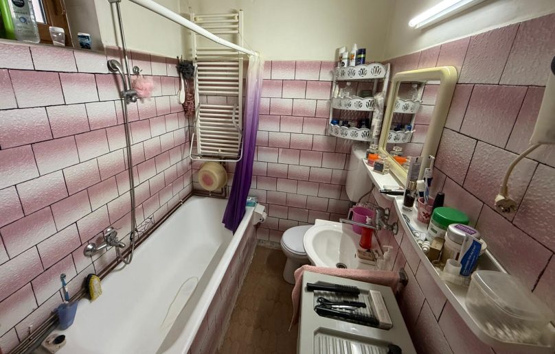 Apartament in CASA, plus curte/parter/ Sinaia-zona CENTRALA