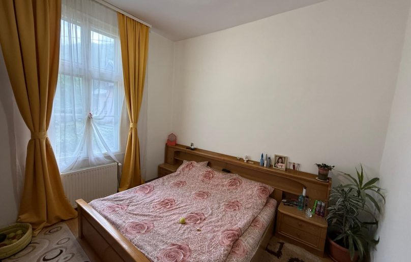Apartament in CASA, plus curte/parter/ Sinaia-zona CENTRALA