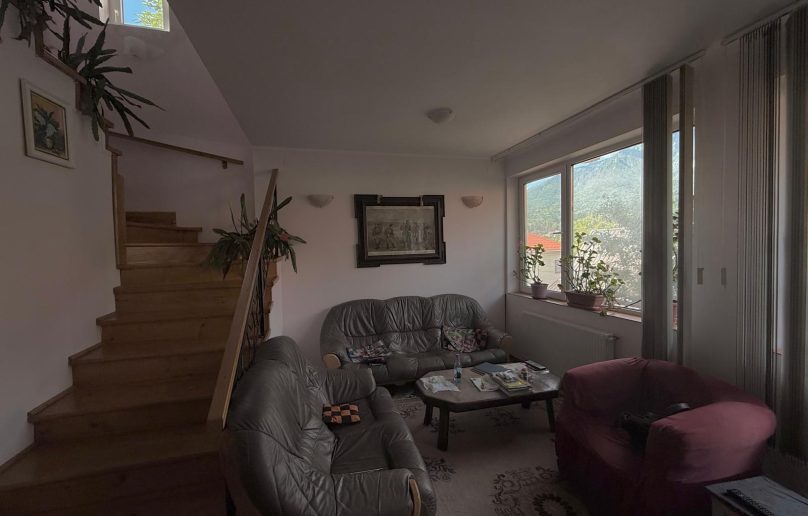 Casa de vanzare in Busteni, cartier Zamora, cu garaj!