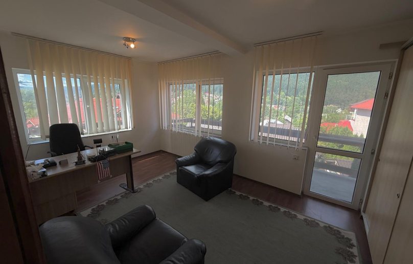 Casa de vanzare in Busteni, cartier Zamora, cu garaj!