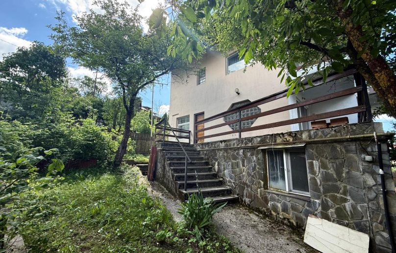 Casa de vanzare in Busteni, cartier Zamora, cu garaj!